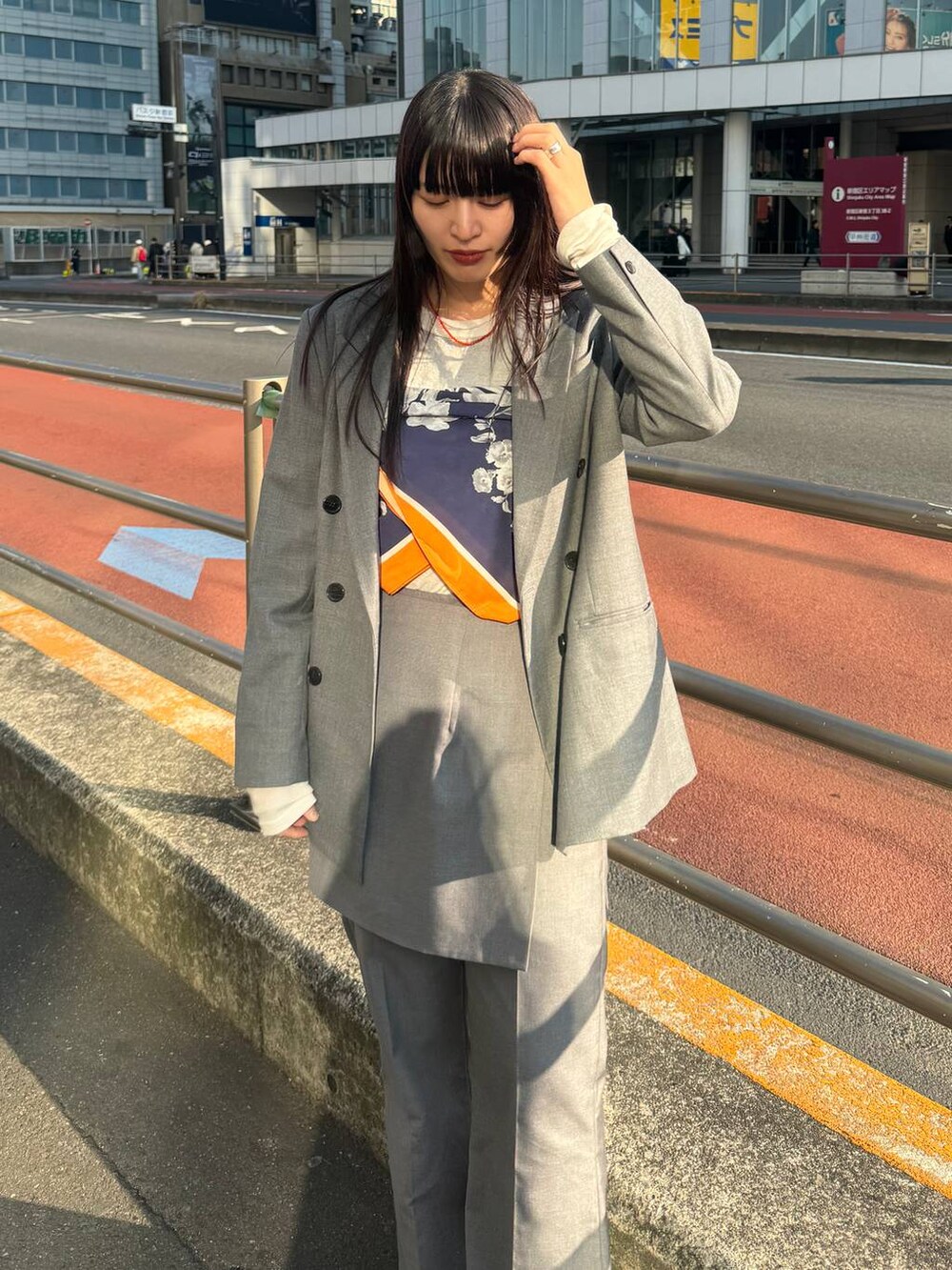 グレー系のテーラードジャケット、グレー系のその他パンツを着用したレディースの冬コーディネートの4枚目の写真