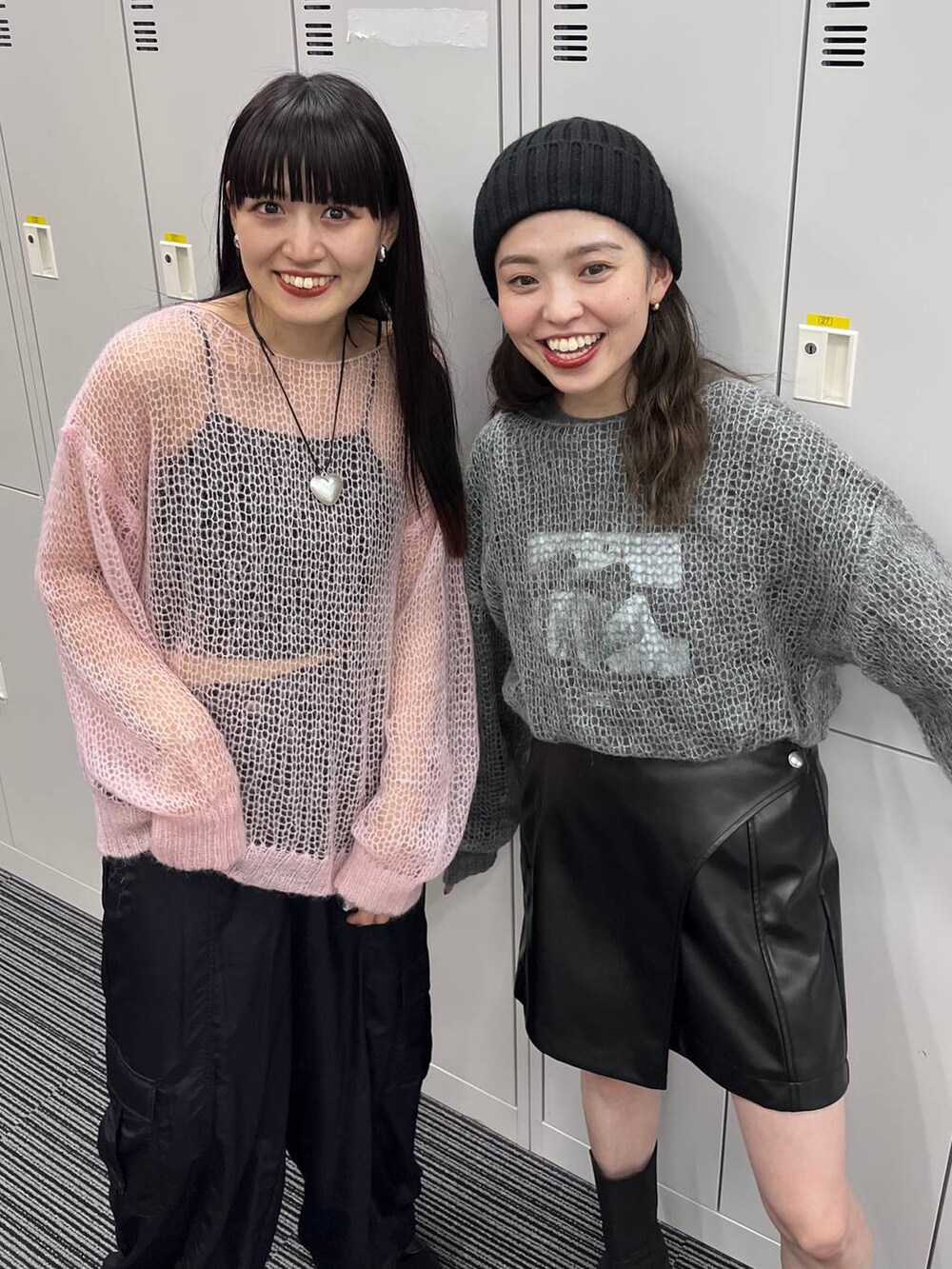 ホワイト系のカーゴパンツ、ブラック系のその他パンツ、ブラック系のニット/セーターを着用したレディースの秋コーディネートの5枚目の写真