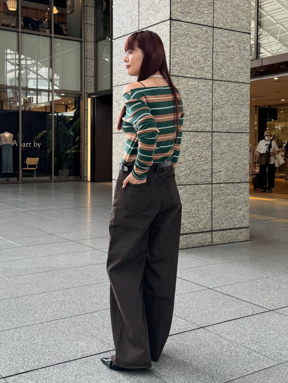 ブラック系のパンプスを着用したレディースの秋コーディネートの3枚目の写真