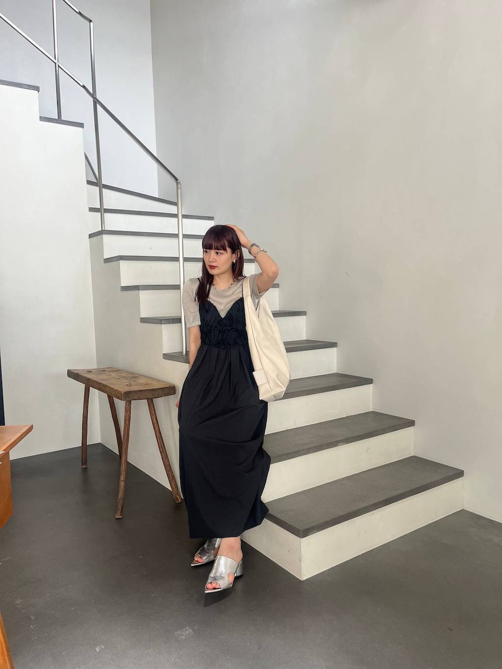 シルバー系のサンダル、シルバー系のTシャツ/カットソー、ブラック系のワンピースを着用したレディースの春コーディネートの2枚目の写真