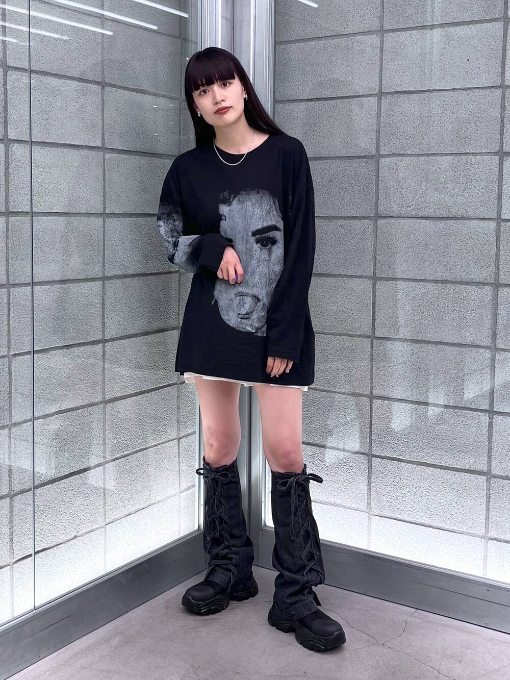 ブラック系のブーツ、ブラック系のスカート、ブラック系のTシャツ/カットソーを着用したレディースの夏コーディネートの5枚目の写真