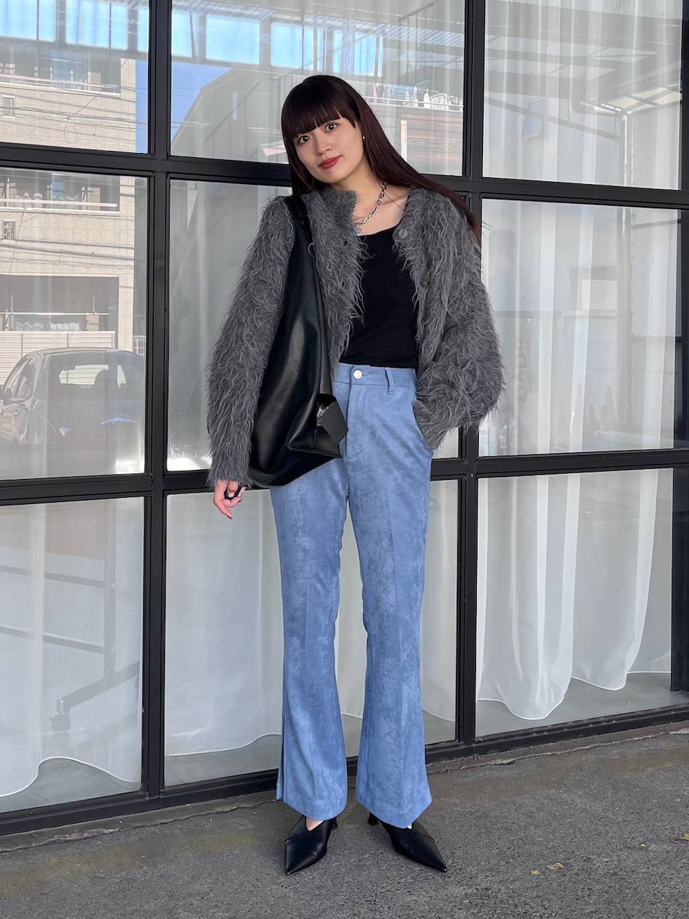 ブルー系のその他パンツ、ブラック系のパンプス、グレー系のカーディガン/ボレロを着用したレディースの秋コーディネートの3枚目の写真