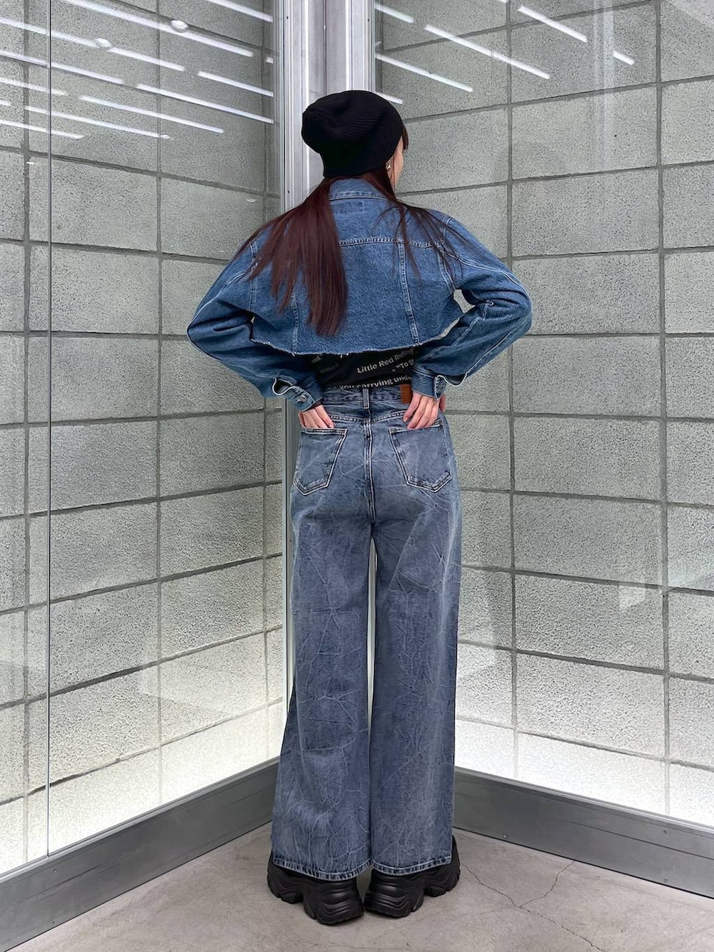 ブラック系のTシャツ/カットソー、ブルー系のデニムパンツ、ブルー系のデニムジャケットを着用したレディースの冬コーディネートの3枚目の写真