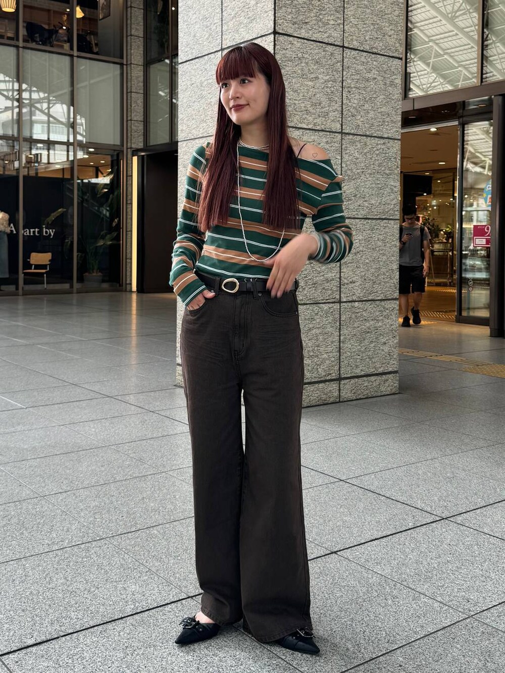 ブラック系のパンプスを着用したレディースの秋コーディネートの8枚目の写真