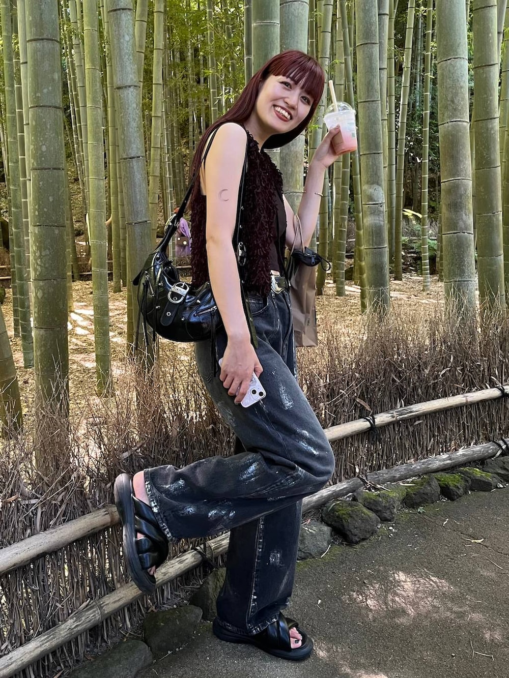 ブラック系のベスト、ブラック系のデニムパンツを着用したレディースの夏コーディネートの3枚目の写真