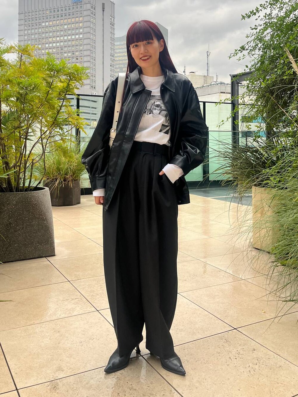 ブラック系のブルゾン、シルバー系のショルダーバッグを着用したレディースの秋コーディネートの5枚目の写真