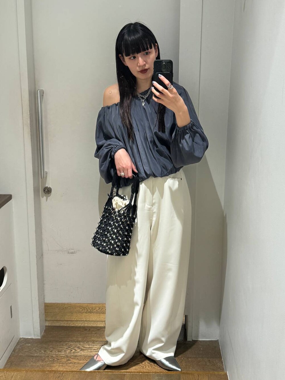 ホワイト系のその他パンツ、ブラック系のトートバッグ、グレー系のシャツ/ブラウスを着用したレディースの春コーディネートの3枚目の写真