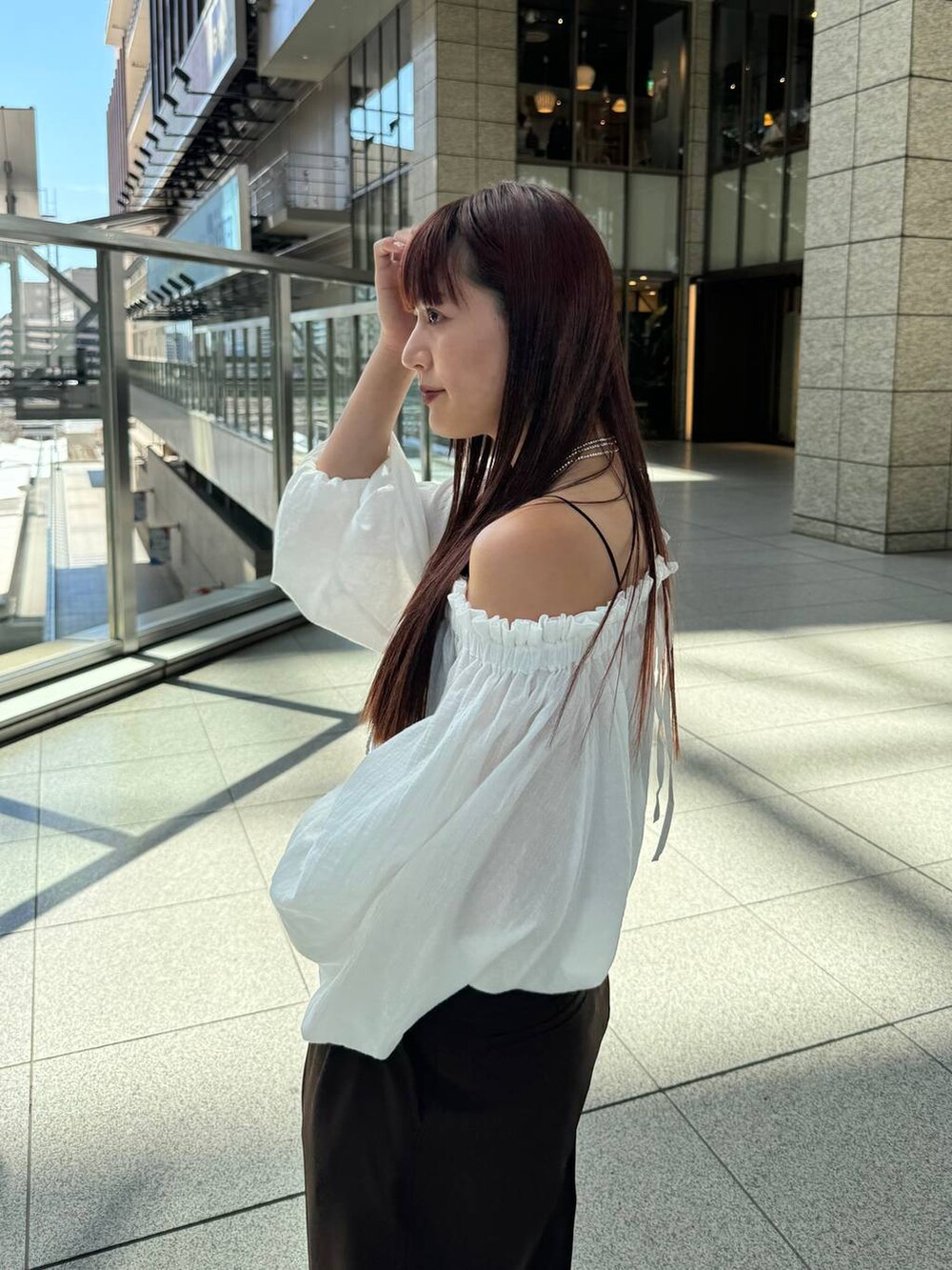 ホワイト系のシャツ/ブラウス、ブラウン系のスラックスを着用したレディースの秋コーディネートの5枚目の写真