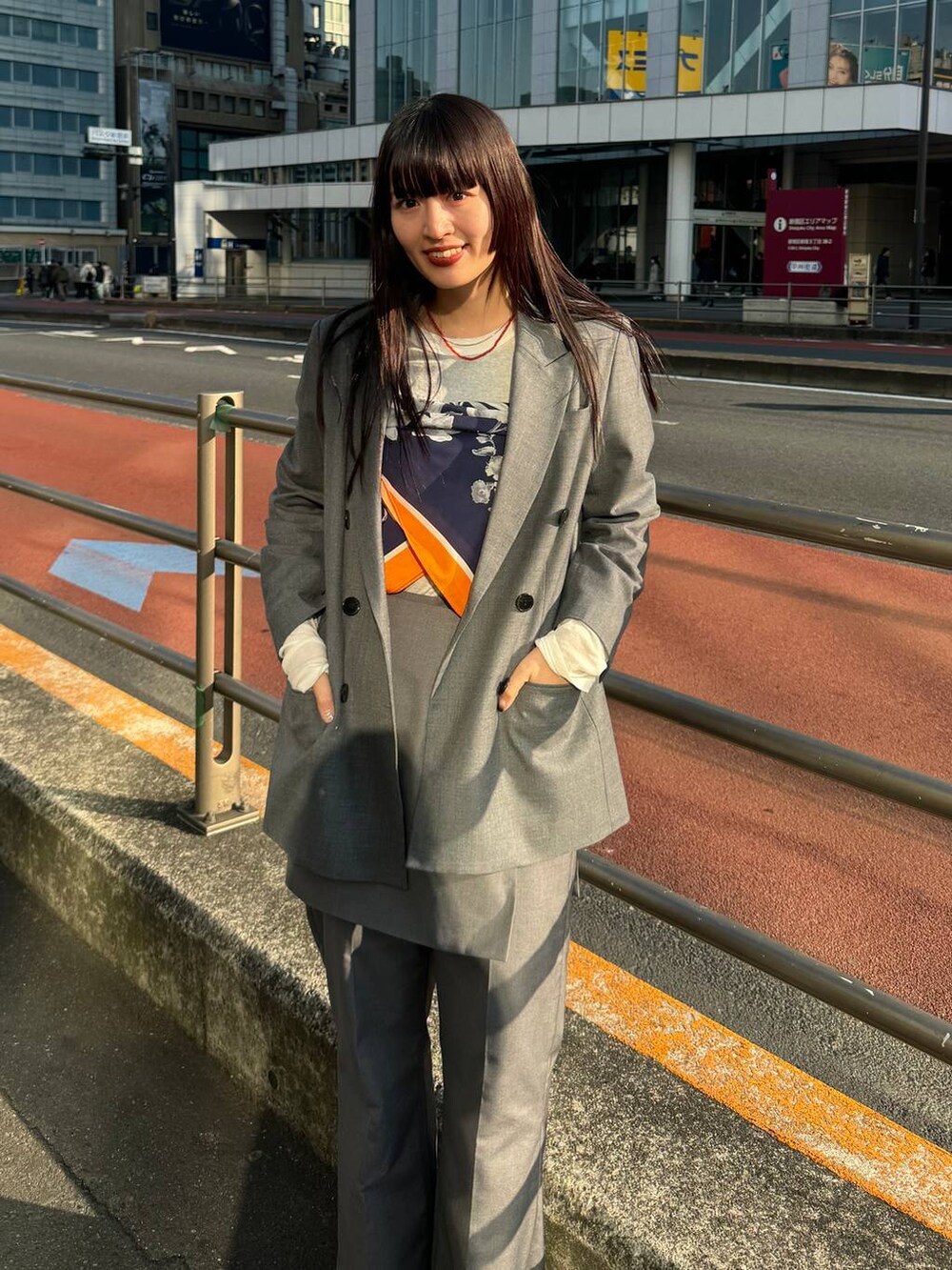 グレー系のテーラードジャケット、グレー系のその他パンツを着用したレディースの冬コーディネートの5枚目の写真