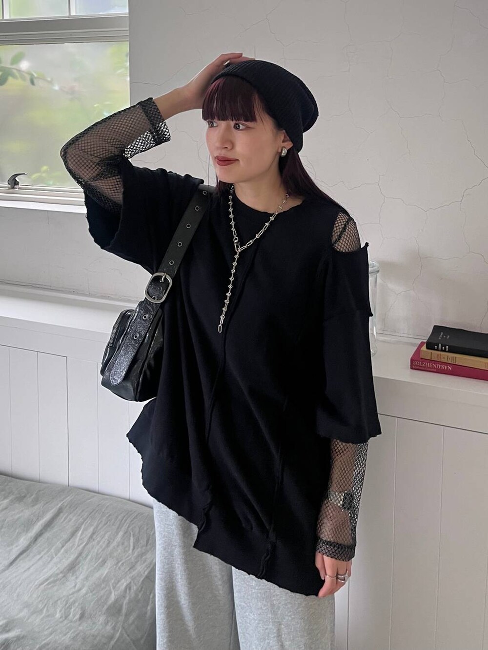 ブラック系のショルダーバッグ、ブラック系のTシャツ/カットソー、グレー系のスウェットパンツを着用したレディースの春コーディネートの3枚目の写真