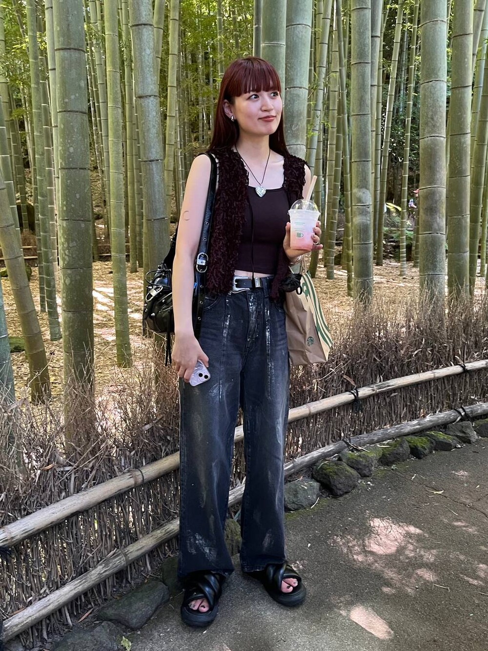 ブラック系のベスト、ブラック系のデニムパンツを着用したレディースの夏コーディネートの2枚目の写真