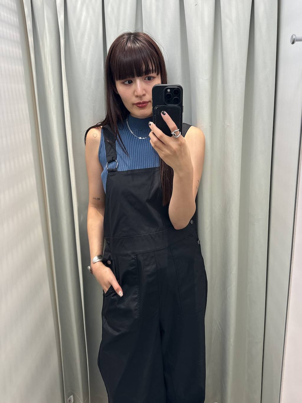 ブラック系のサンダル、ブルー系のニット/セーター、ブラック系のサロペット/オーバーオールを着用したレディースの夏コーディネートの4枚目の写真