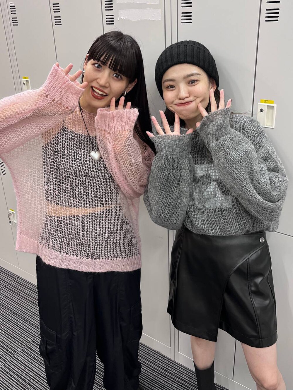 ホワイト系のカーゴパンツ、ブラック系のその他パンツ、ブラック系のニット/セーターを着用したレディースの秋コーディネートの3枚目の写真