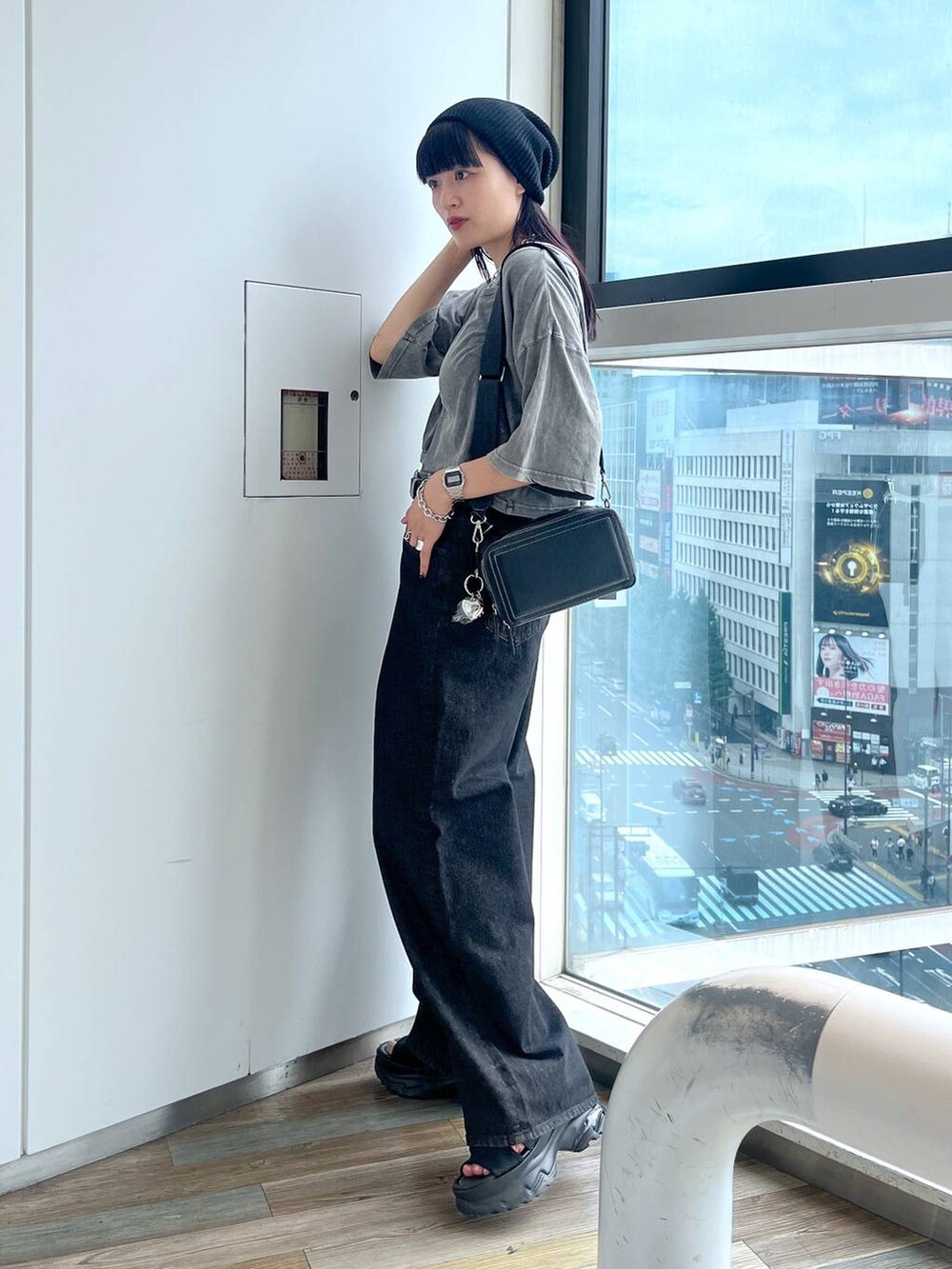 ブラック系のショルダーバッグ、ブラック系のデニムパンツ、グレー系のTシャツ/カットソーを着用したレディースの夏コーディネートの4枚目の写真