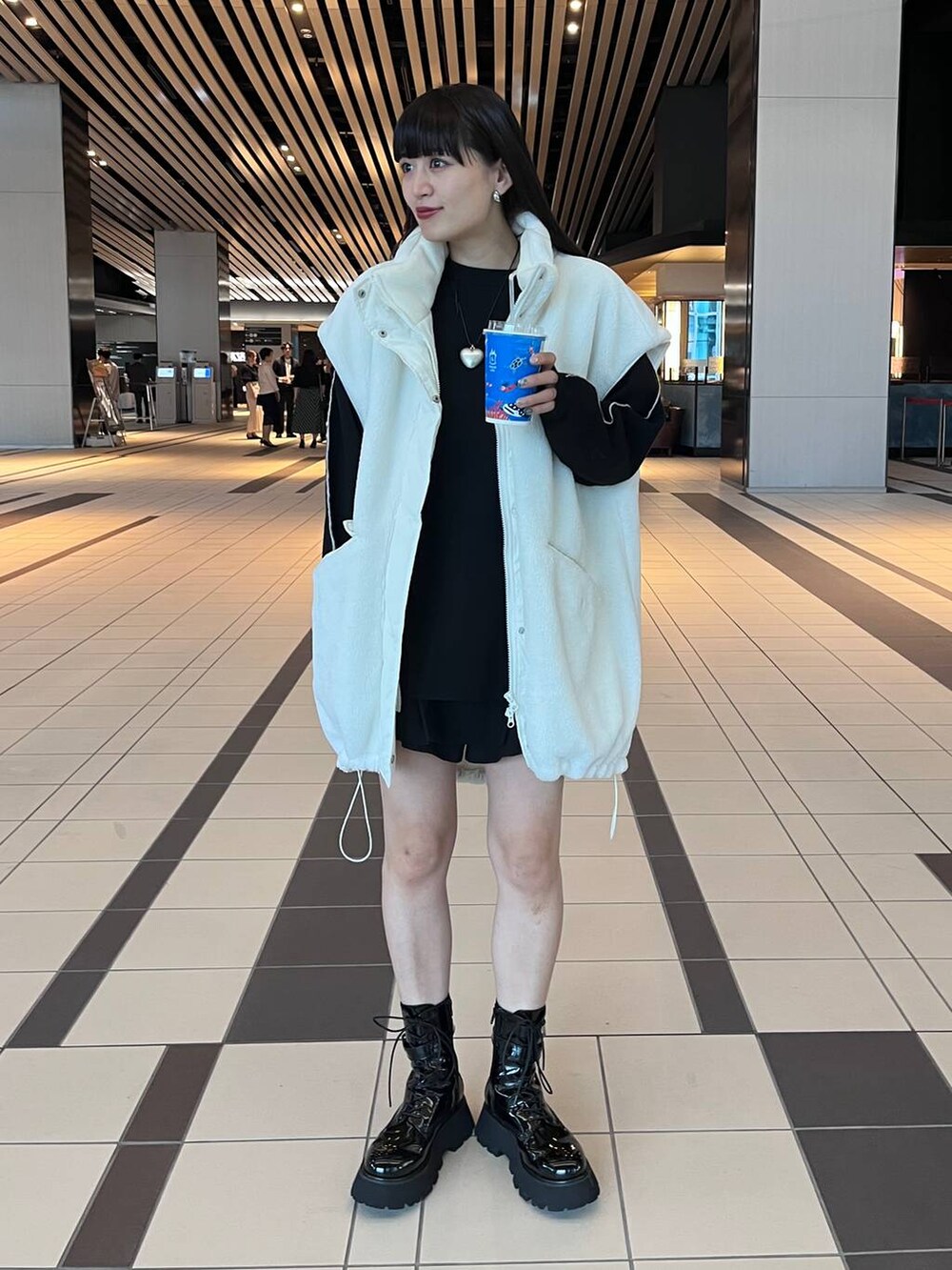 グレー系のハンドバッグ、ブラック系のニット/セーターを着用したレディースの秋コーディネートの3枚目の写真