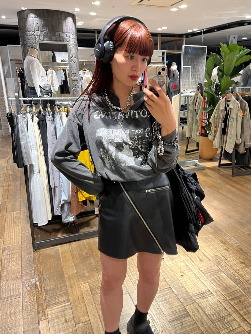 ブラック系のその他パンツ、グレー系のTシャツ/カットソー、シルバー系のネックレスを着用したレディースの夏コーディネートの4枚目の写真