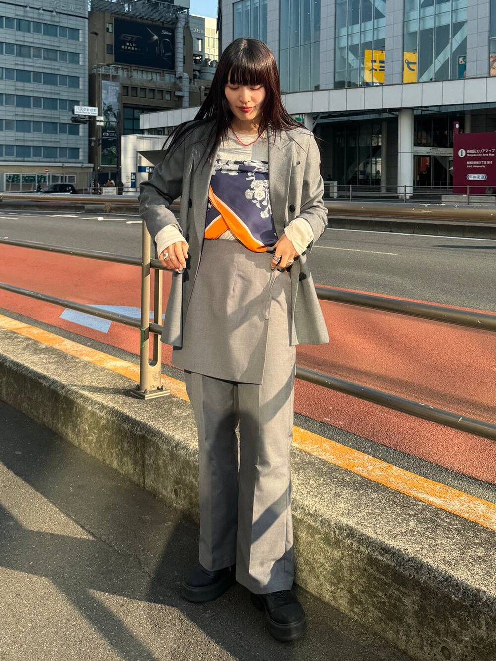 グレー系のテーラードジャケット、グレー系のその他パンツを着用したレディースの冬コーディネートの3枚目の写真