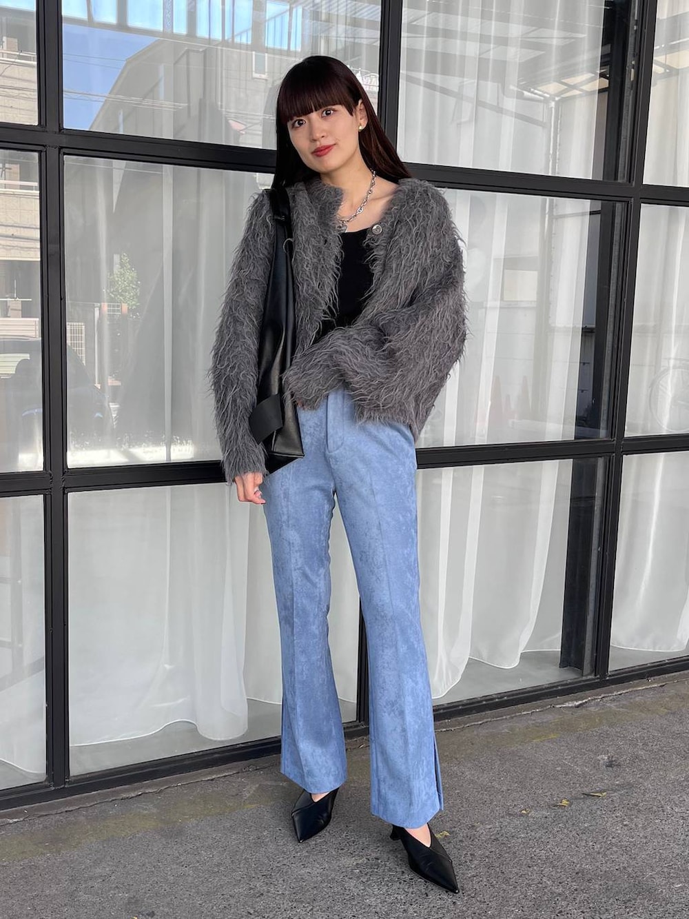 ブルー系のその他パンツ、ブラック系のパンプス、グレー系のカーディガン/ボレロを着用したレディースの秋コーディネートの4枚目の写真