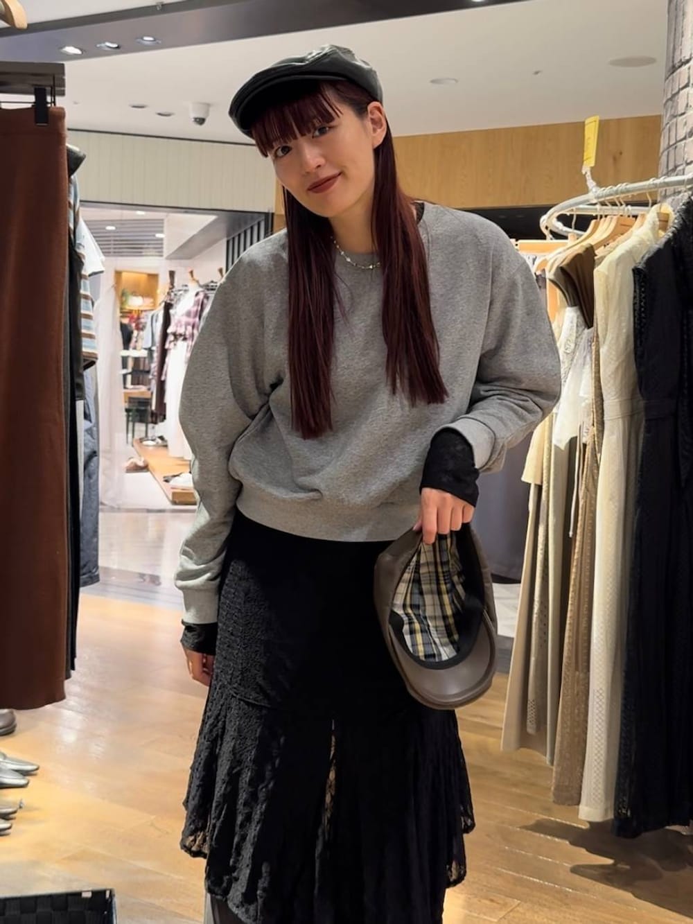 ブラック系のパンプス、ブラック系のワンピースを着用したレディースの秋コーディネートの3枚目の写真