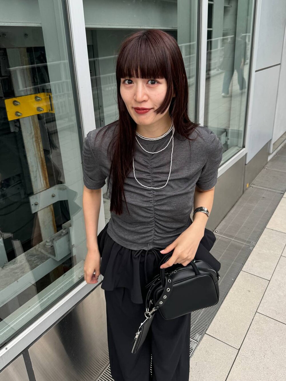 ブラック系のショルダーバッグ、グレー系のTシャツ/カットソー、ブラック系のその他パンツを着用したレディースの夏コーディネートの6枚目の写真