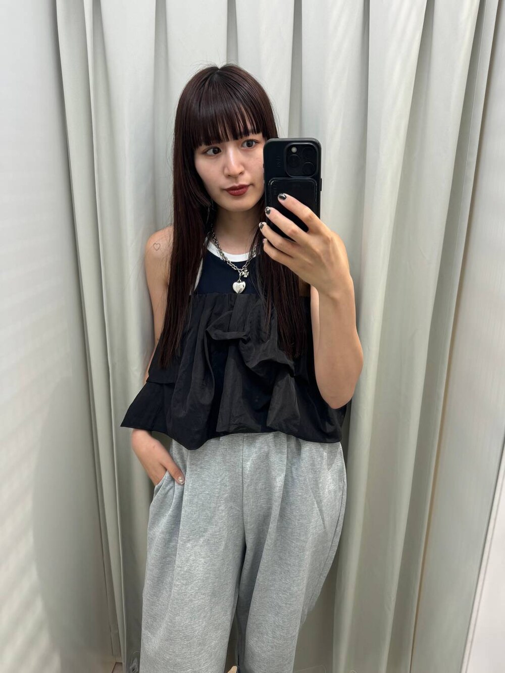 ブラック系のサンダル、ブルー系のタンクトップ、ブラック系のその他トップスを着用したレディースの夏コーディネートの2枚目の写真