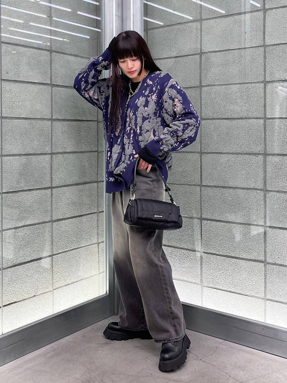 ブルー系のカーディガン/ボレロ、ブラック系のデニムパンツ、ブラック系のショルダーバッグを着用したレディースの冬コーディネートの5枚目の写真