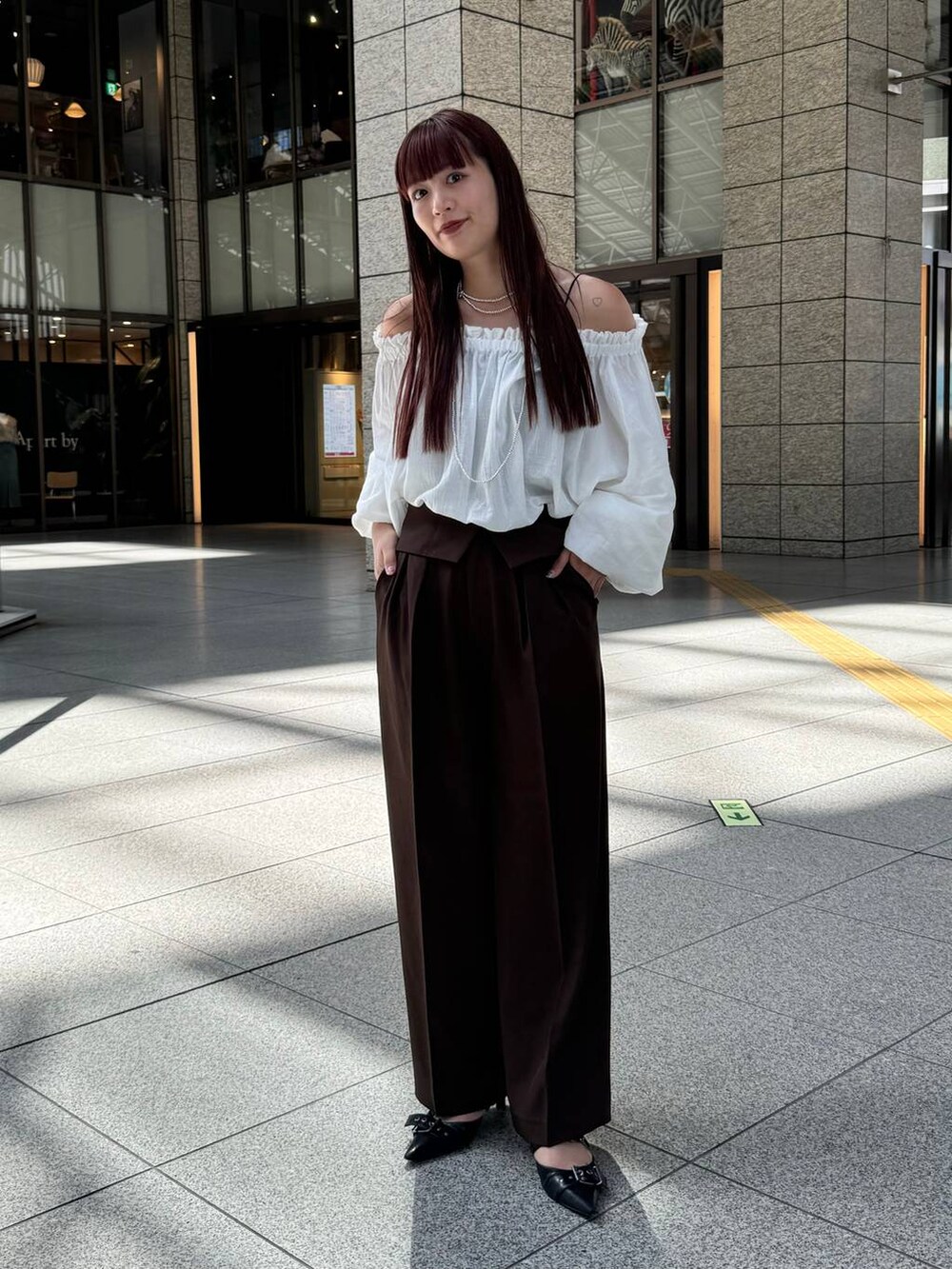 ホワイト系のシャツ/ブラウス、ブラウン系のスラックスを着用したレディースの秋コーディネートの4枚目の写真