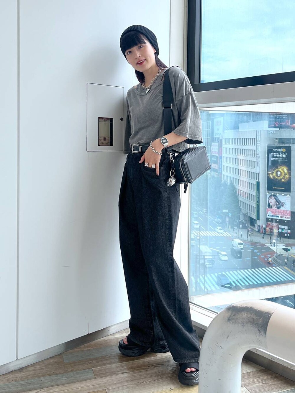 ブラック系のショルダーバッグ、ブラック系のデニムパンツ、グレー系のTシャツ/カットソーを着用したレディースの夏コーディネートの8枚目の写真