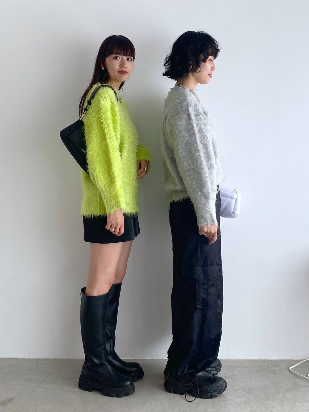 ブラック系のブーツ、ブラック系のブーツ、ブラック系のカーゴパンツを着用したレディースの秋コーディネートの4枚目の写真