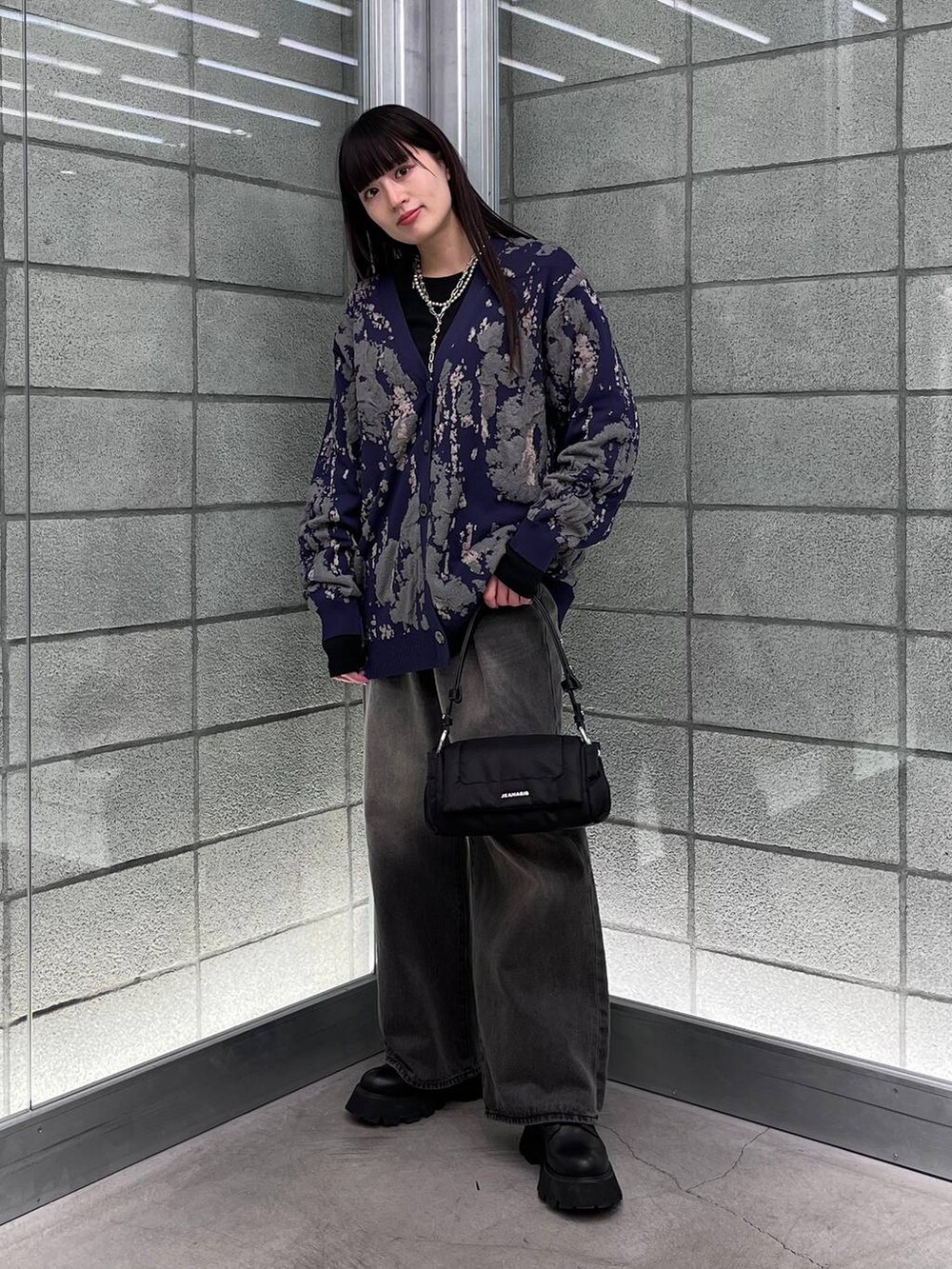 ブルー系のカーディガン/ボレロ、ブラック系のデニムパンツ、ブラック系のショルダーバッグを着用したレディースの冬コーディネートの3枚目の写真