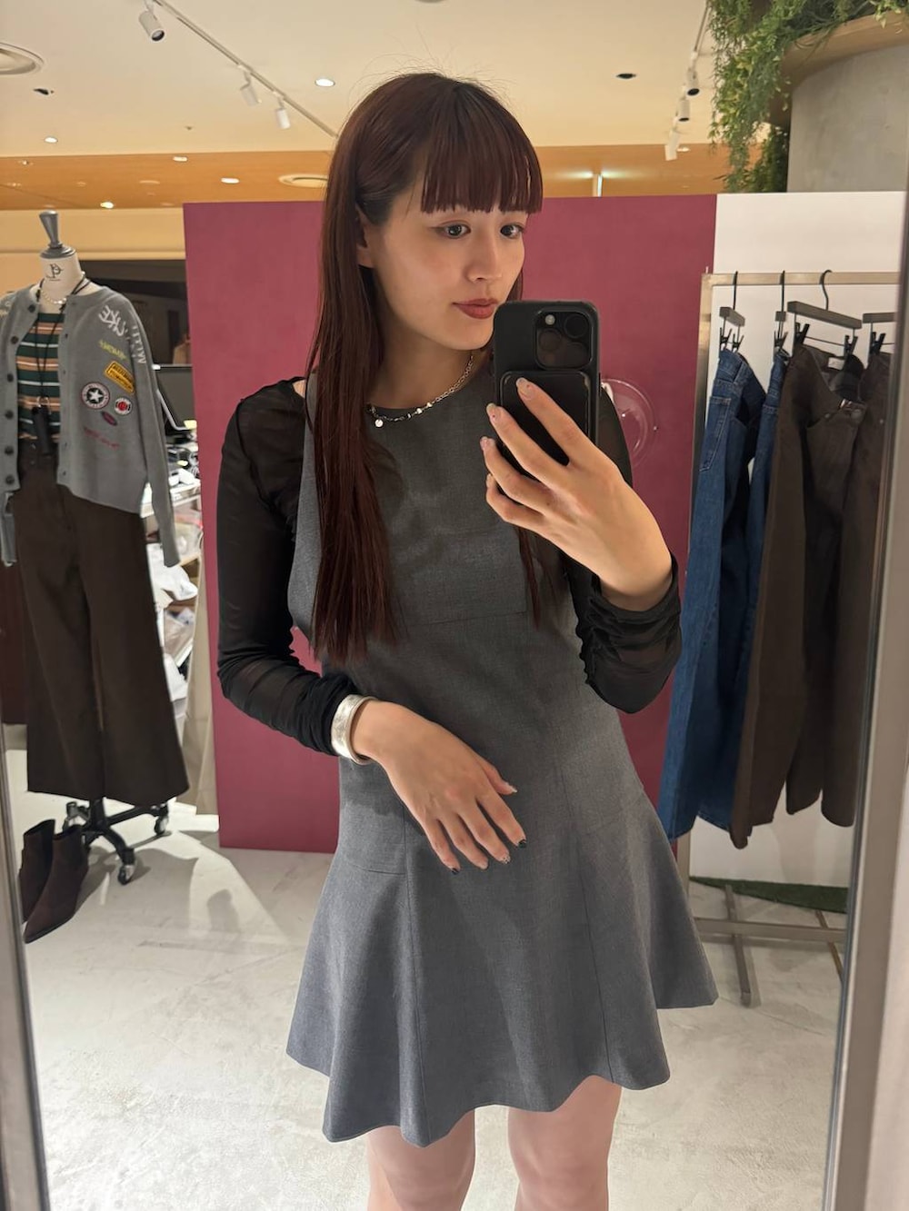 グレー系のワンピース、ブラック系のTシャツ/カットソーを着用したレディースの秋コーディネートの2枚目の写真