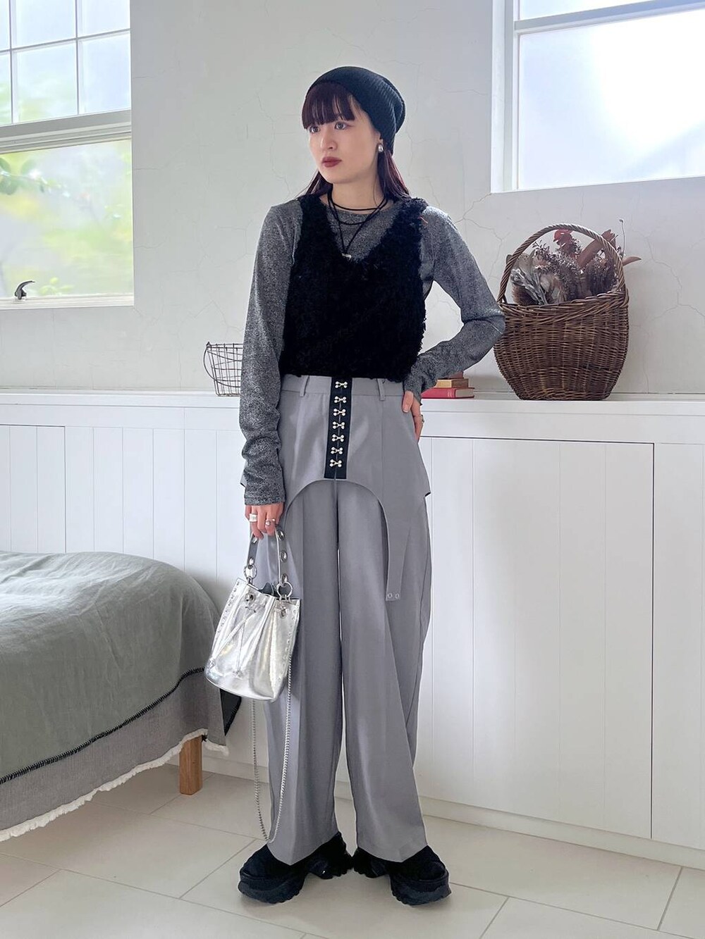 ブラック系のTシャツ/カットソー、グレー系のその他パンツ、ブラック系のベストを着用したレディースの冬コーディネートの3枚目の写真