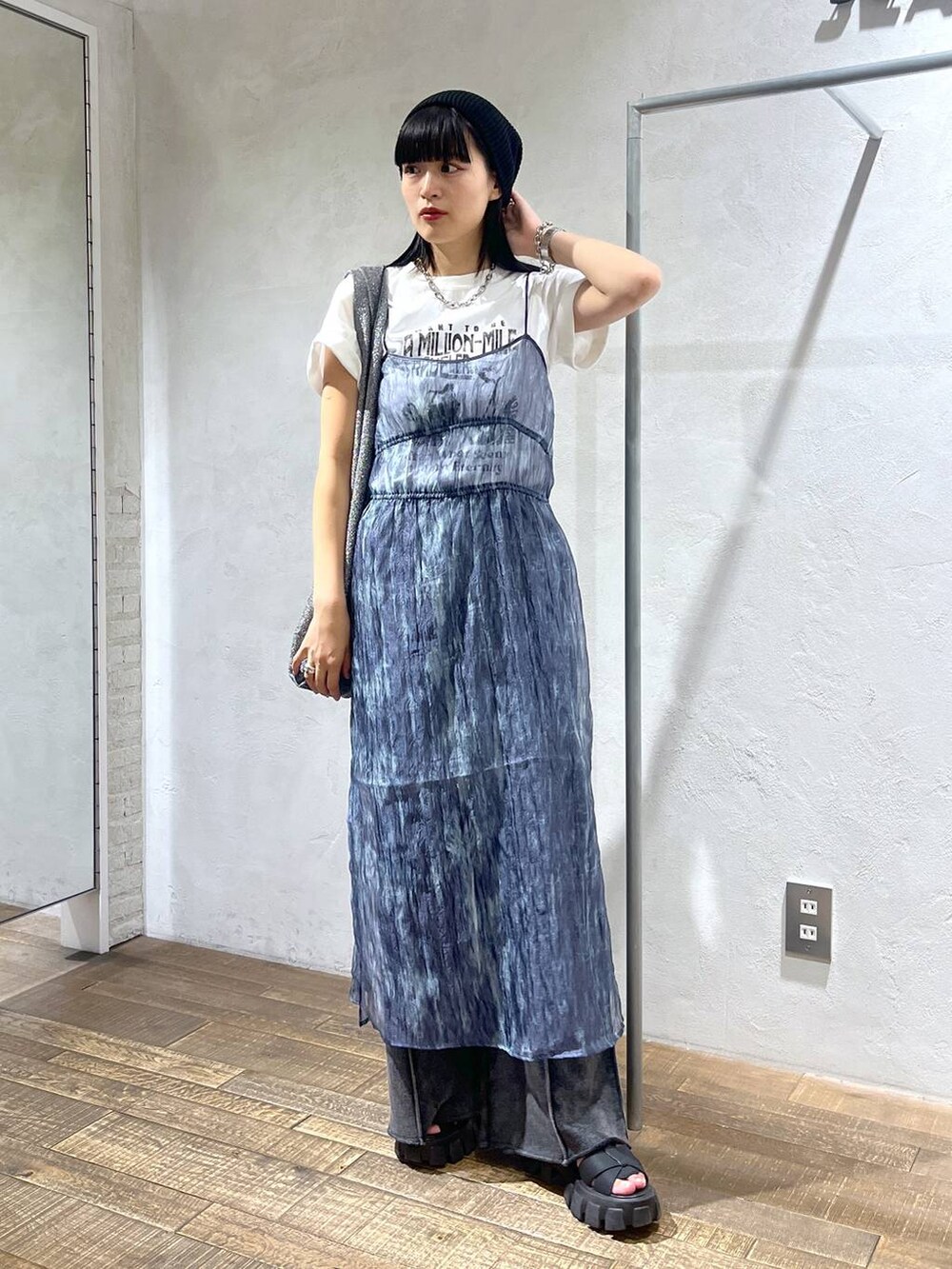 ブルー系のワンピース、ブラック系のスウェットパンツ、ホワイト系のTシャツ/カットソーを着用したレディースの夏コーディネートの4枚目の写真