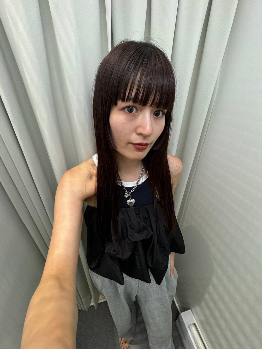 ブラック系のサンダル、ブルー系のタンクトップ、ブラック系のその他トップスを着用したレディースの夏コーディネートの4枚目の写真