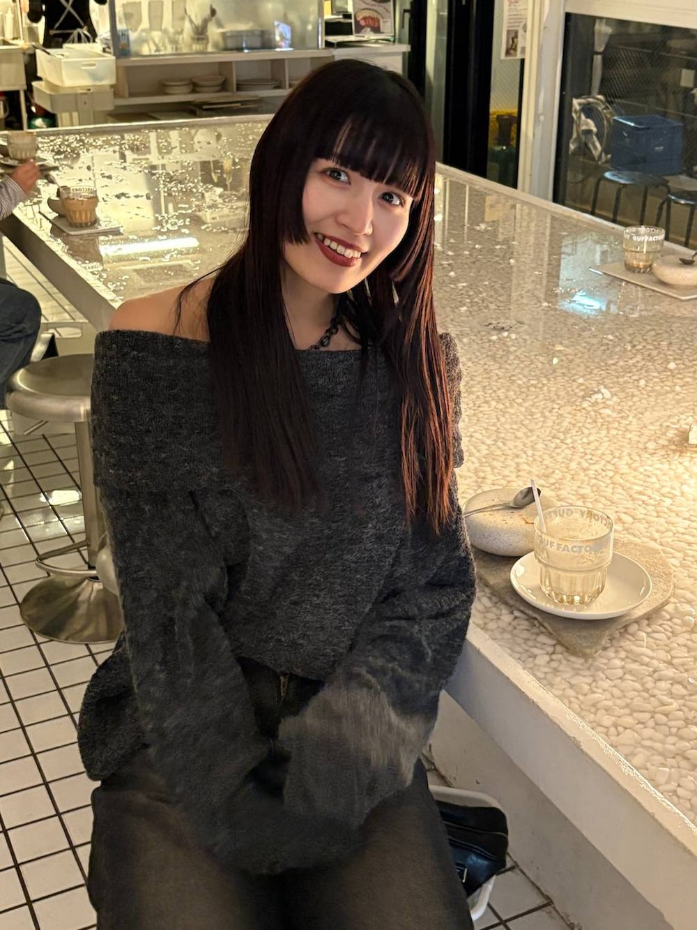 グレー系のTシャツ/カットソーを着用したレディースの冬コーディネートの3枚目の写真