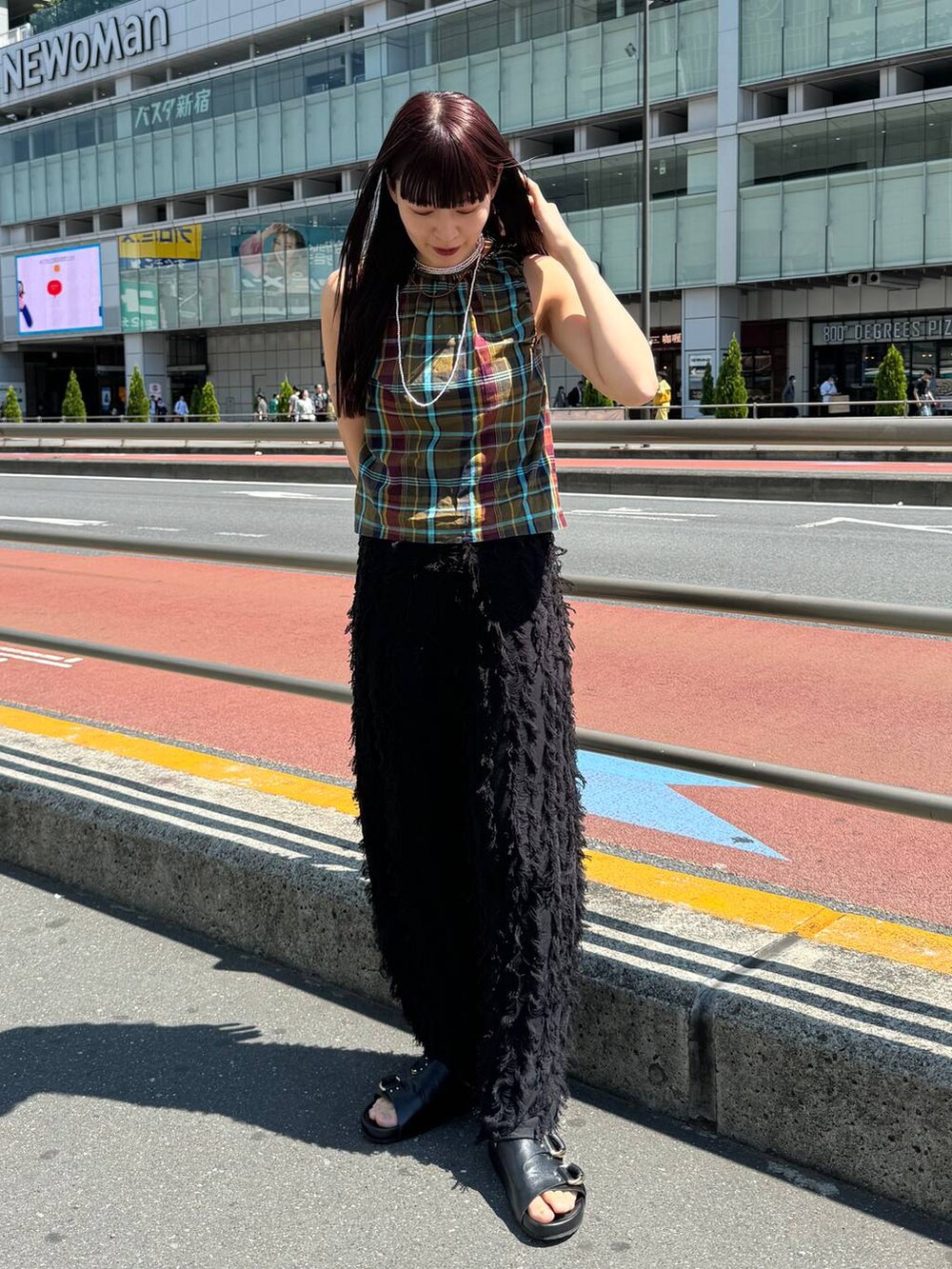 グリーン系のシャツ/ブラウス、ブラック系のサンダル、ブラック系のその他パンツを着用したレディースの春コーディネートの2枚目の写真