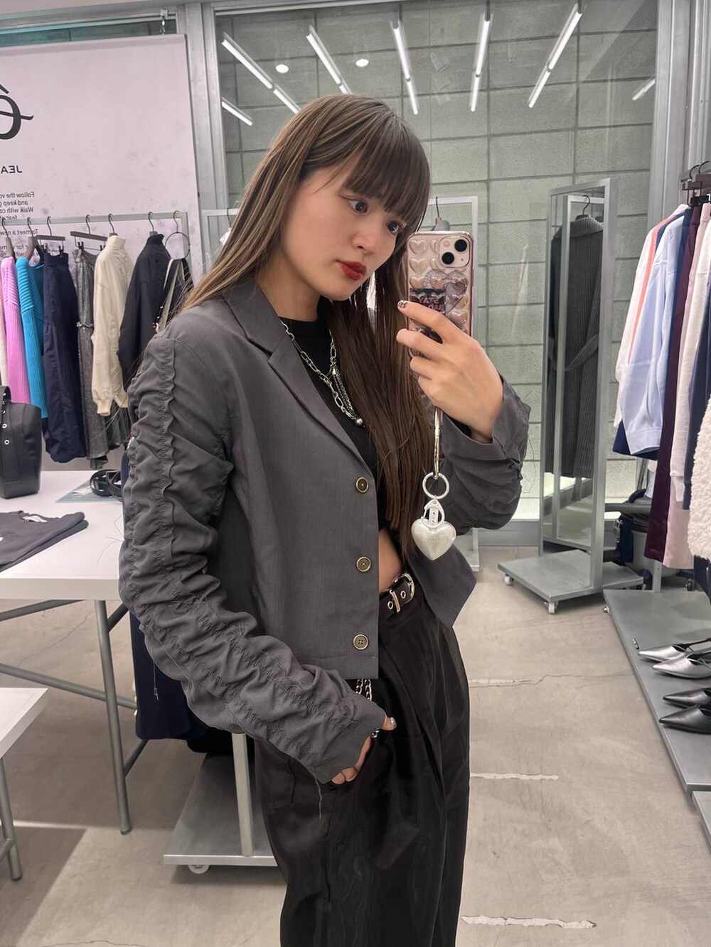 ブラック系のTシャツ/カットソー、ブラック系のスラックス、グレー系のテーラードジャケットを着用したレディースの冬コーディネートの5枚目の写真