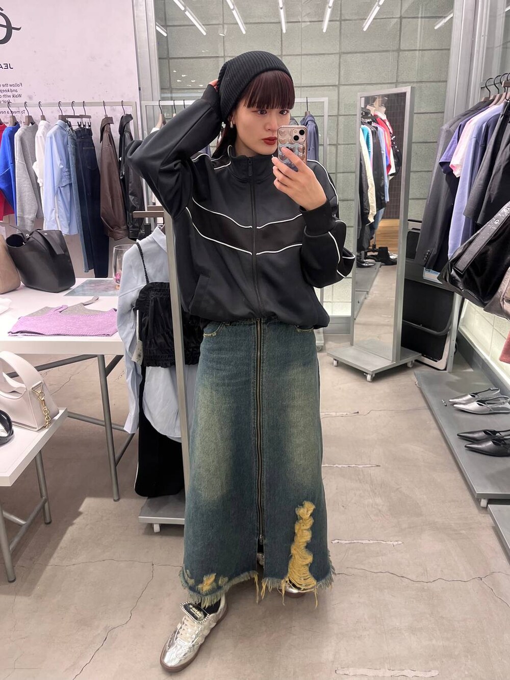 ブルー系のデニムスカート、ブラック系のジャージを着用したレディースの冬コーディネートの2枚目の写真