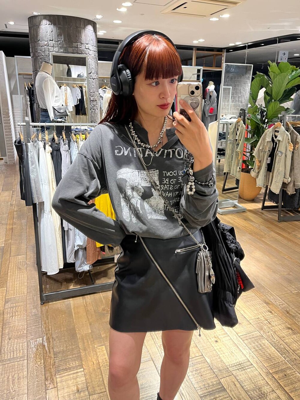 ブラック系のその他パンツ、グレー系のTシャツ/カットソー、シルバー系のネックレスを着用したレディースの夏コーディネートの2枚目の写真