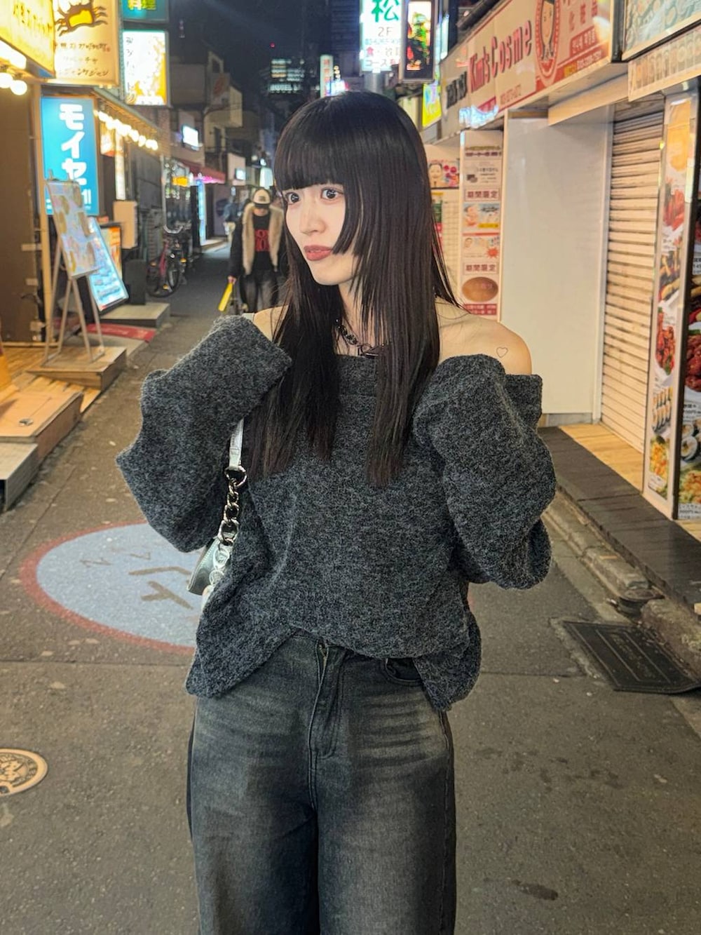 グレー系のTシャツ/カットソーを着用したレディースの冬コーディネートの2枚目の写真