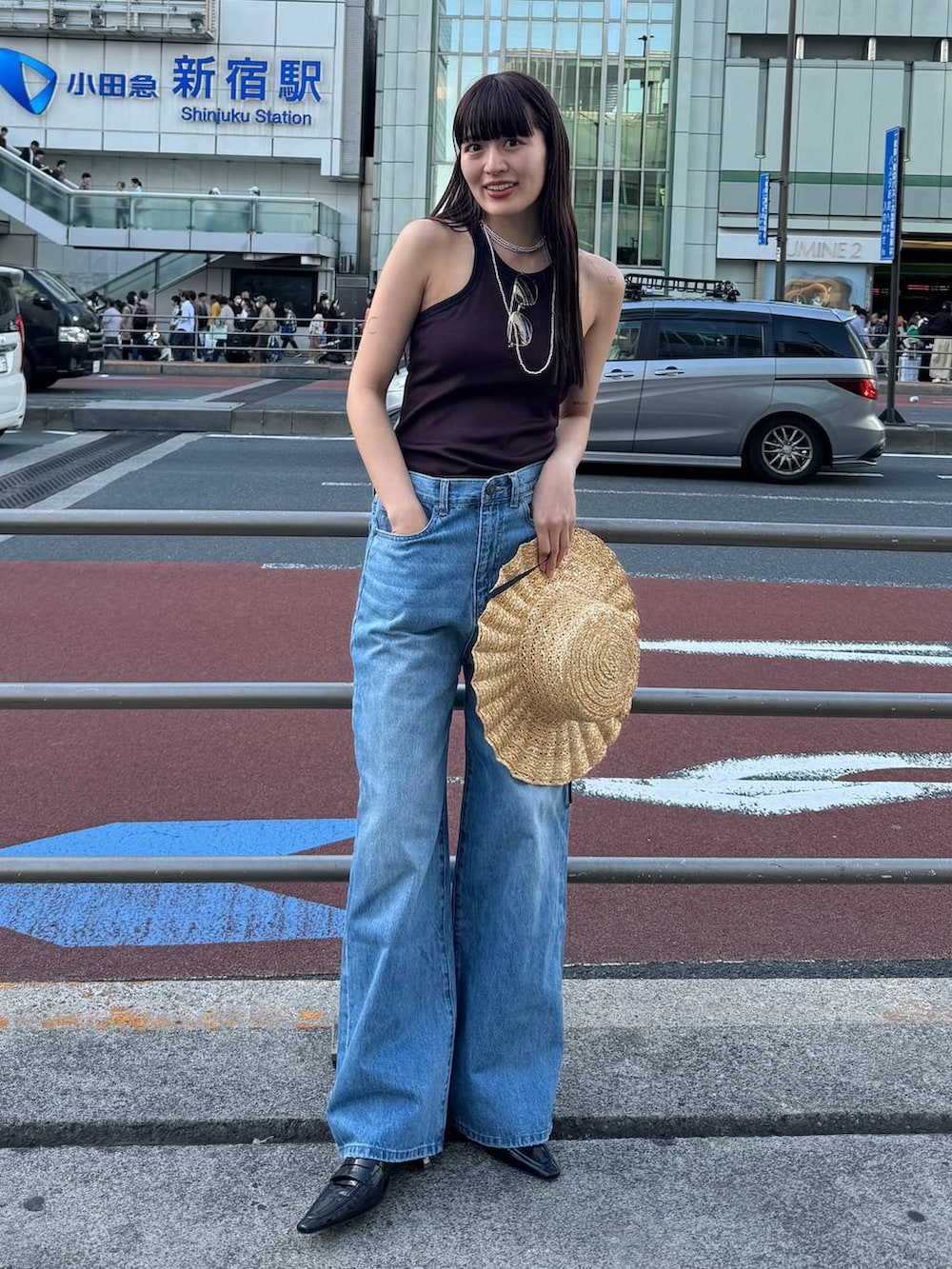 ブラック系のローファー、ブルー系のデニムパンツ、ブラウン系のタンクトップを着用したレディースの春コーディネートの5枚目の写真