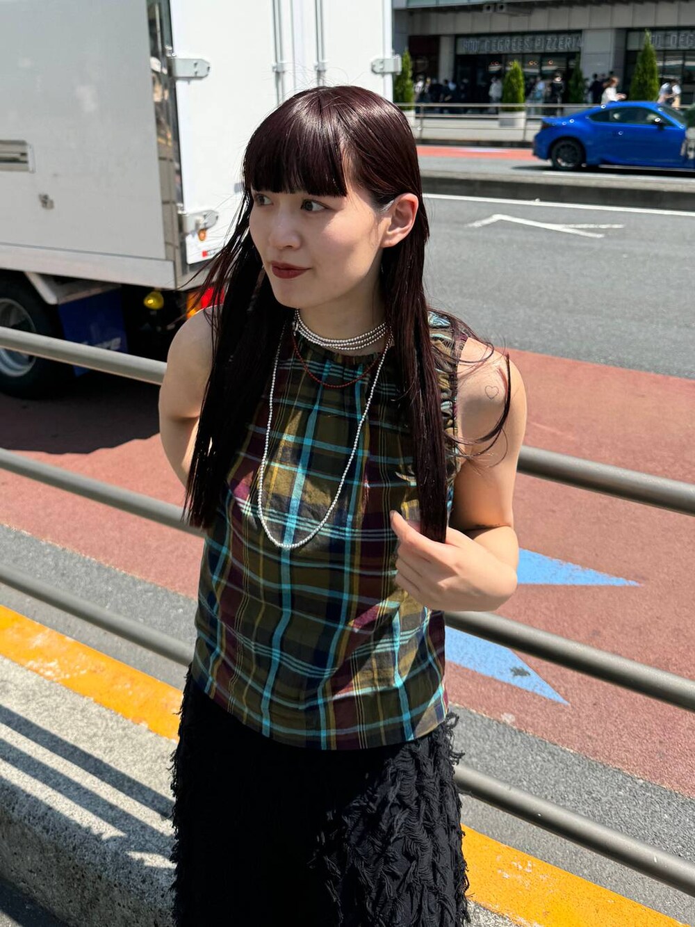 グリーン系のシャツ/ブラウス、ブラック系のサンダル、ブラック系のその他パンツを着用したレディースの春コーディネートの4枚目の写真