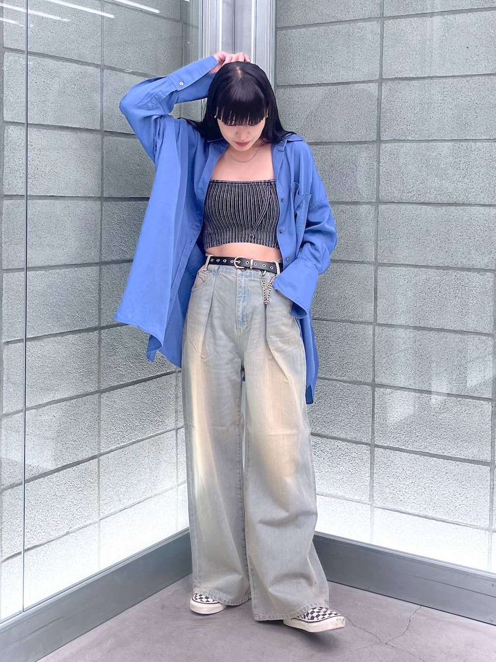 ブラック系のチューブトップ、ブルー系のシャツ/ブラウス、ブルー系のデニムパンツを着用したレディースの夏コーディネートの4枚目の写真