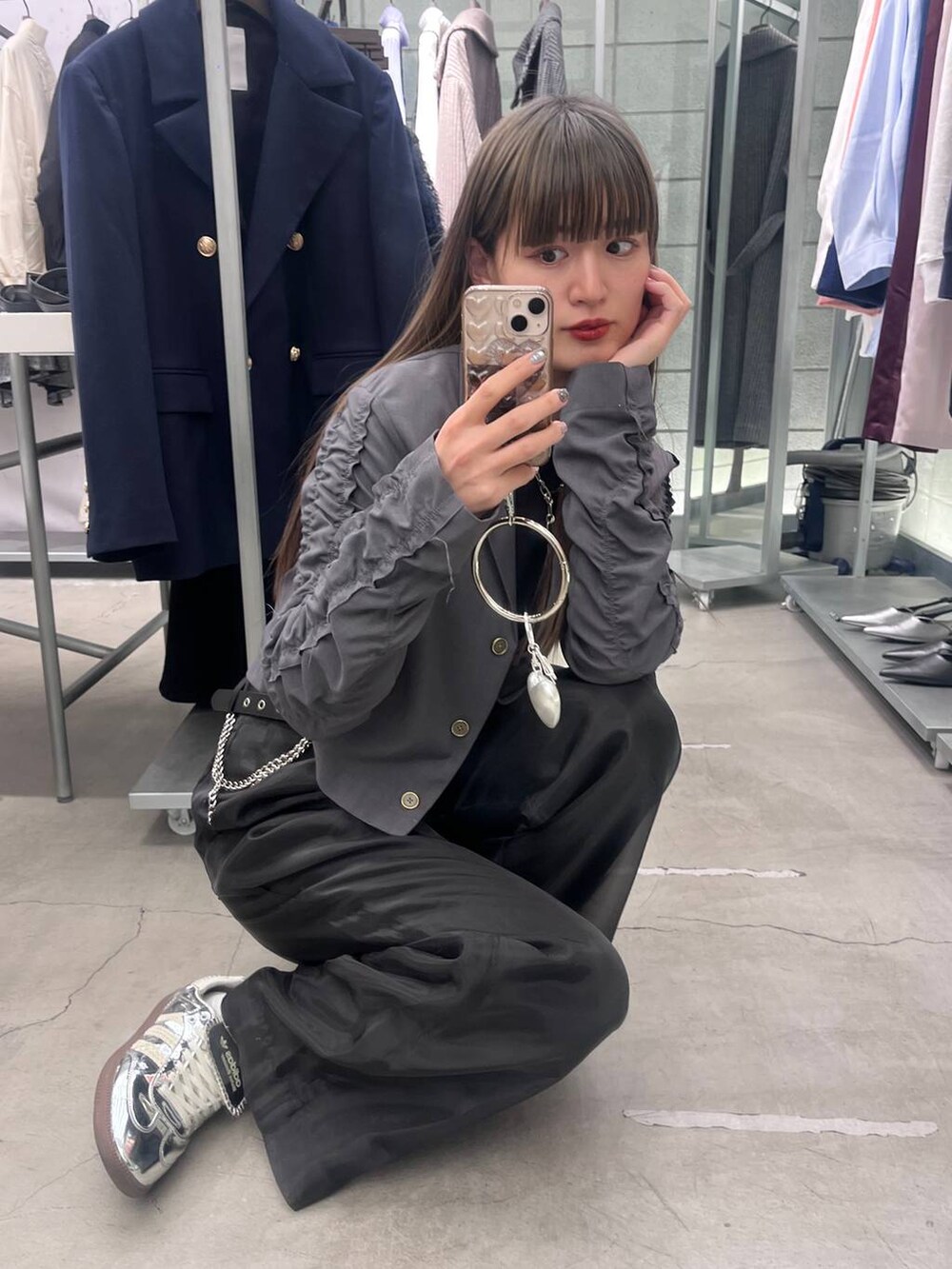 ブラック系のTシャツ/カットソー、ブラック系のスラックス、グレー系のテーラードジャケットを着用したレディースの冬コーディネートの3枚目の写真