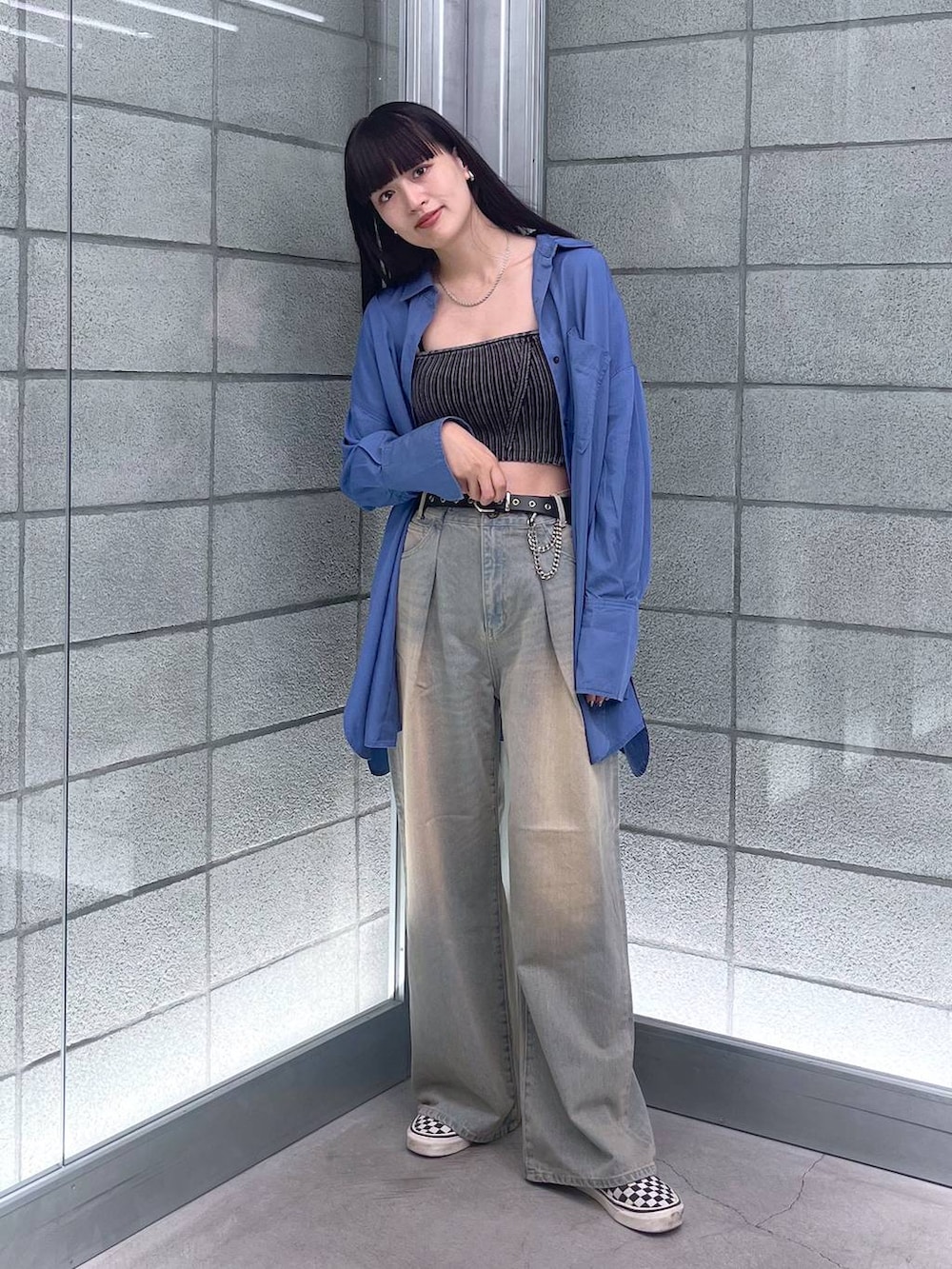 ブラック系のチューブトップ、ブルー系のシャツ/ブラウス、ブルー系のデニムパンツを着用したレディースの夏コーディネートの3枚目の写真
