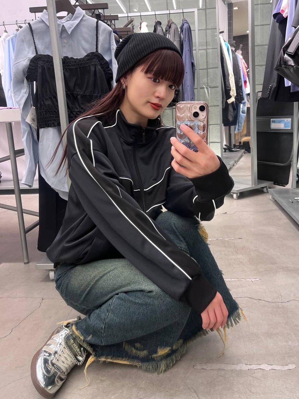 ブルー系のデニムスカート、ブラック系のジャージを着用したレディースの冬コーディネートの4枚目の写真