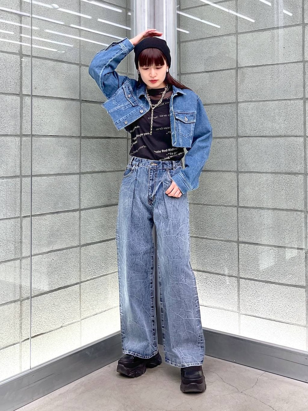 ブラック系のTシャツ/カットソー、ブルー系のデニムパンツ、ブルー系のデニムジャケットを着用したレディースの冬コーディネートの5枚目の写真