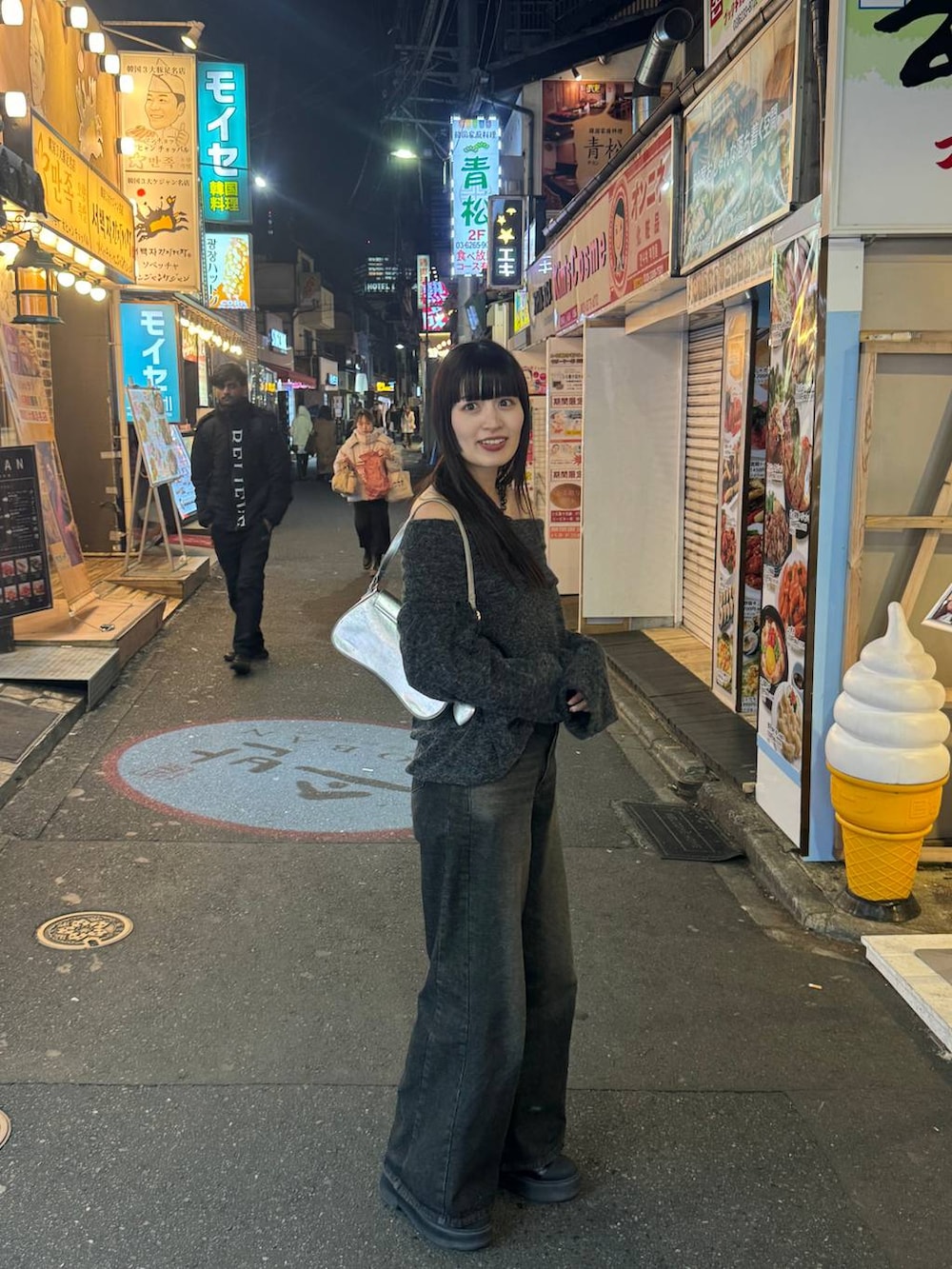 グレー系のTシャツ/カットソーを着用したレディースの冬コーディネートの5枚目の写真