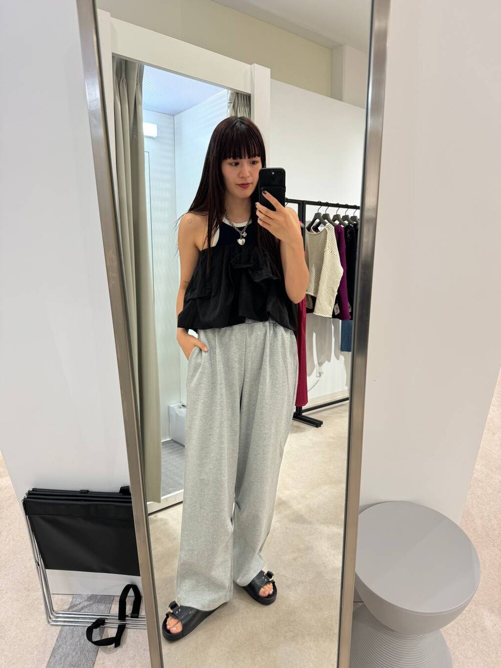 ブラック系のサンダル、ブルー系のタンクトップ、ブラック系のその他トップスを着用したレディースの夏コーディネートの5枚目の写真