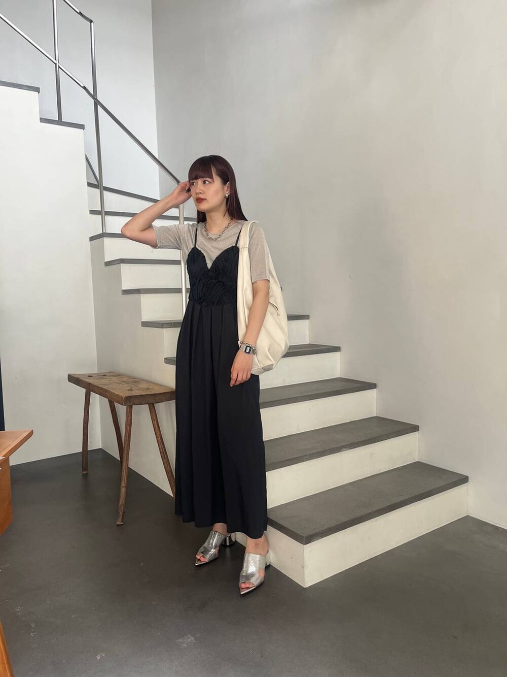 シルバー系のサンダル、シルバー系のTシャツ/カットソー、ブラック系のワンピースを着用したレディースの春コーディネートの5枚目の写真